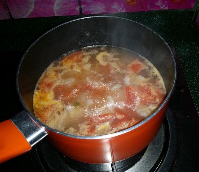 青菜西红柿鳕鱼汤,中小火煮至微微沸腾