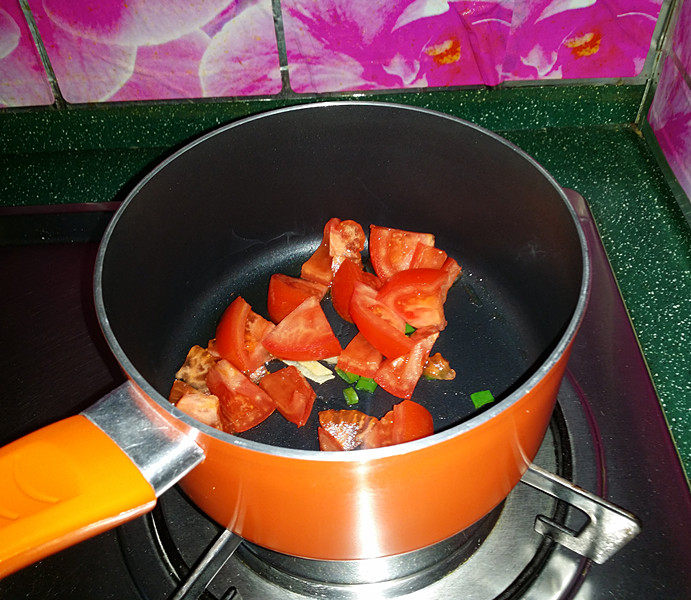 青菜西红柿鳕鱼汤,锅热倒油下葱姜爆香、倒入西红柿