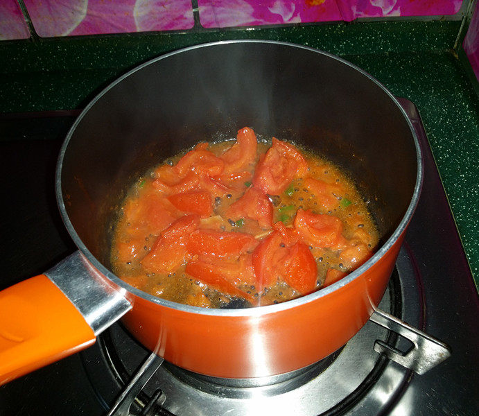 青菜西红柿鳕鱼汤,将西红柿煸至软烂出汁、倒入清水加盖大火