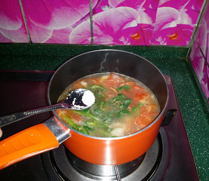 青菜西红柿鳕鱼汤,再次顶开、最后加些食盐调味即可