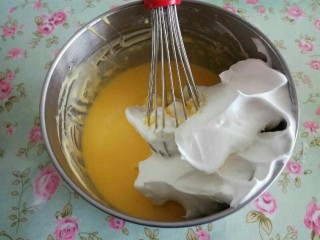 肉松戚风蛋糕,分次将蛋白倒入蛋黄糊中，用蛋抽或者刮刀混合面糊。