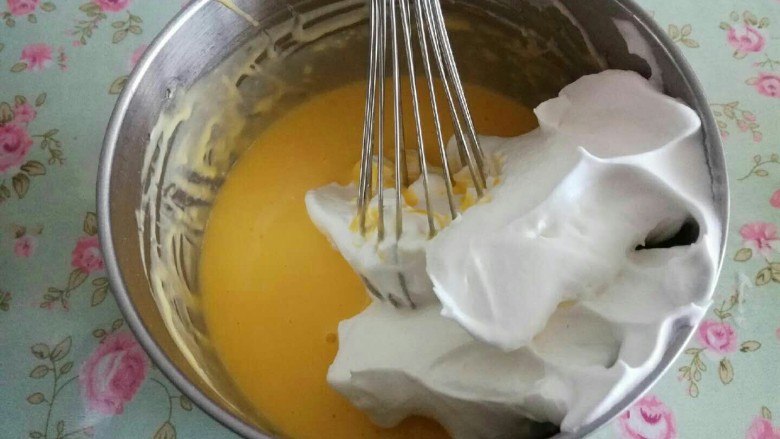 肉松戚风蛋糕,分次将蛋白倒入蛋黄糊中，用蛋抽或者刮刀混合面糊。