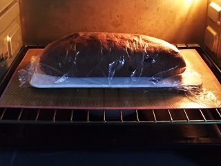 全麦可可长棍面包,盖上保鲜膜进入二次发酵30分钟。