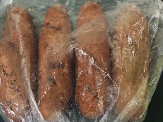 全麦可可长棍面包,冷却后装入保鲜袋保存，这种方法面包就不会硬了。