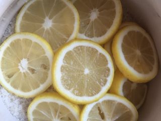 陈皮柠檬膏,将柠檬铺于炖锅底部，一层柠檬一层冰糖，陈皮铺在柠檬上方，最表层应该放冰糖