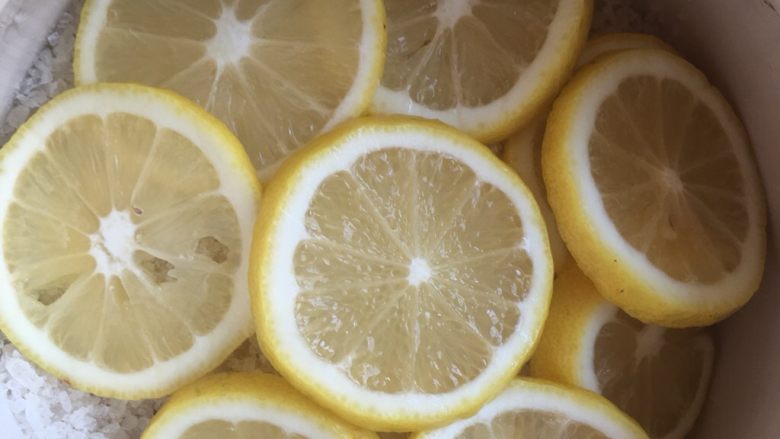 陈皮柠檬膏,将柠檬铺于炖锅底部，一层柠檬一层冰糖，陈皮铺在柠檬上方，最表层应该放冰糖