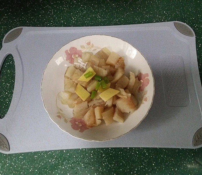 茄汁狭鳕鱼 #宝宝辅食#,再加些葱姜片轻轻抓匀、腌制10分钟左右