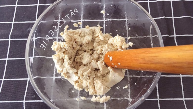 辅食12M➕：时蔬豆腐丸子,拿勺子或擀面杖压碎备用