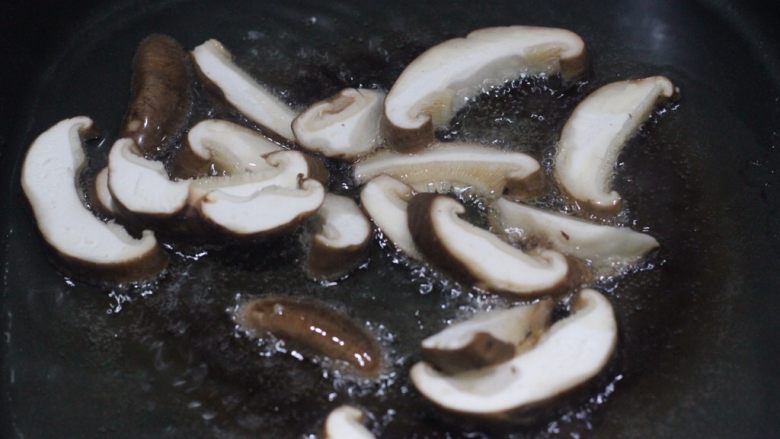 扁豆焖面 好吃接地气！,热锅凉油，油要多放一点后面的面条才不会粘锅，我用了一大勺，油热以后丢香菇片滑一下。