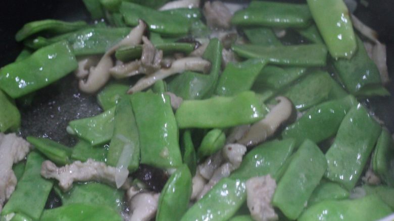 扁豆焖面 好吃接地气！,仔细看上下图片对比，扁豆翻炒到翠绿色断生再放调料。