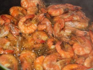 油焖大虾的正确打开方式,大火反复翻炒到虾身全部变红。水分炒干，这个时候香味能飘出十公里！