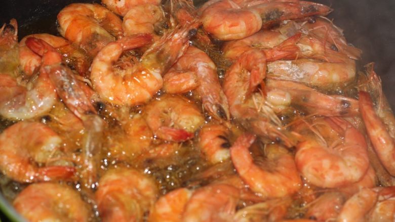 油焖大虾的正确打开方式,大火反复翻炒到虾身全部变红。水分炒干，这个时候香味能飘出十公里！