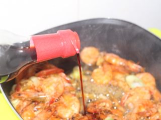 油焖大虾的正确打开方式,2勺生抽翻炒均匀