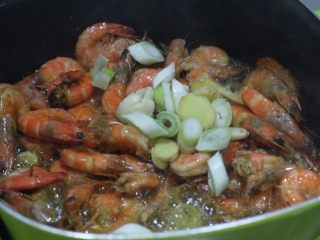 油焖大虾的正确打开方式,看锅里水分明显变少了下葱姜蒜去腥提香