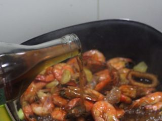 油焖大虾的正确打开方式,3中勺料酒翻炒均匀去腥气