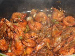 油焖大虾的正确打开方式,大火晃荡锅子收汁，出锅撒上香葱花点缀搞定！