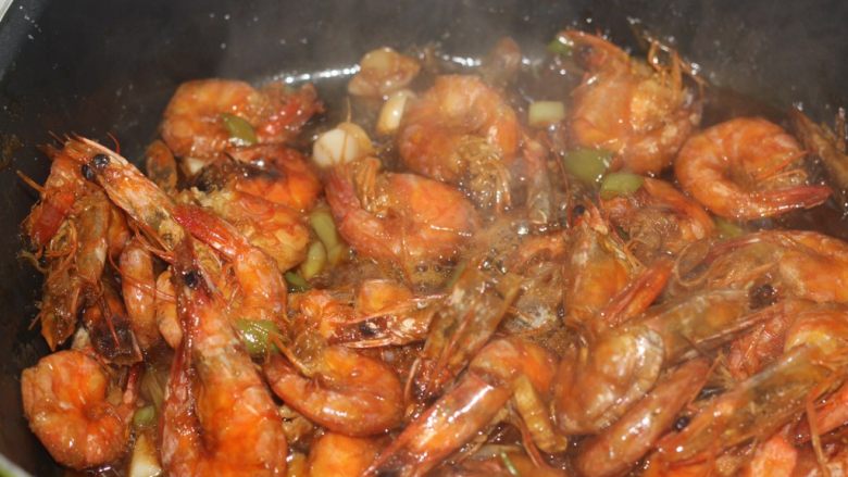 油焖大虾的正确打开方式,大火晃荡锅子收汁，出锅撒上香葱花点缀搞定！