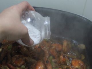油焖大虾的正确打开方式,8分钟过后放1到2克盐就好，主要用来提鲜，喜欢放蚝油的那就不要再放盐了，蚝油很咸。