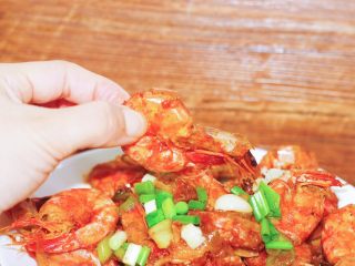 油焖大虾的正确打开方式,这样做的油焖大虾，虾皮是脆的可以直接吃！很省事又补钙哦！