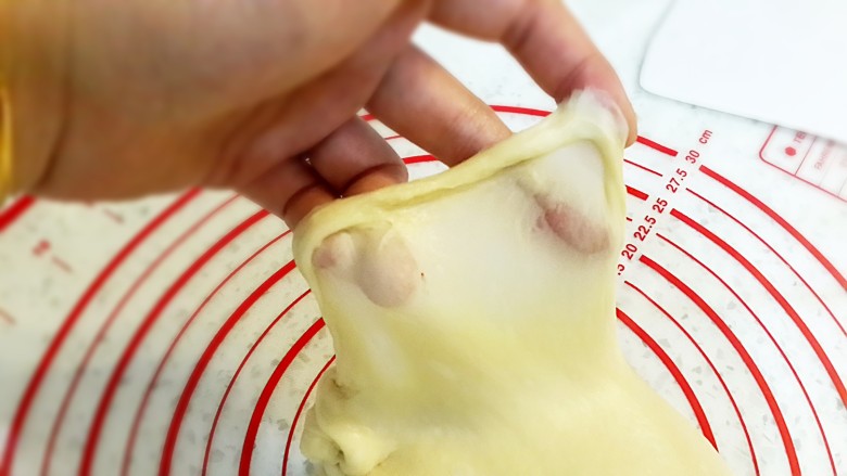 肉松面包卷,面团揉出膜后盖保鲜膜发酵