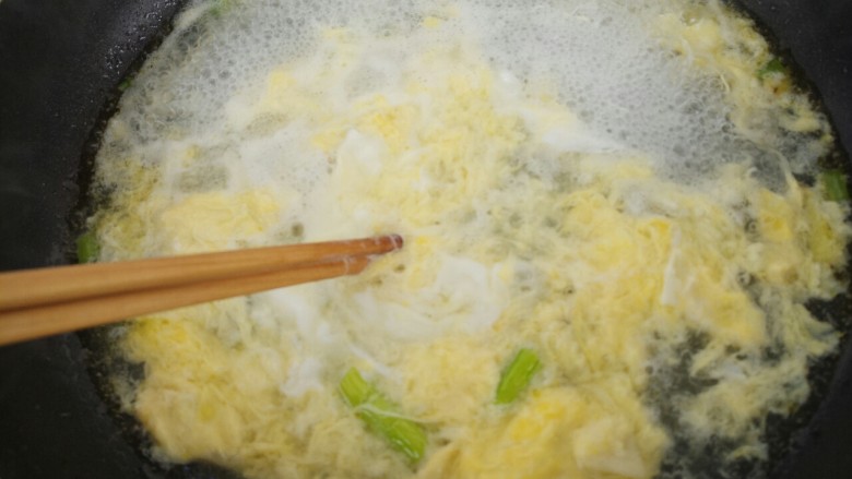 鸡蛋紫菜汤,用筷子不停的搅拌，搅成蛋花
