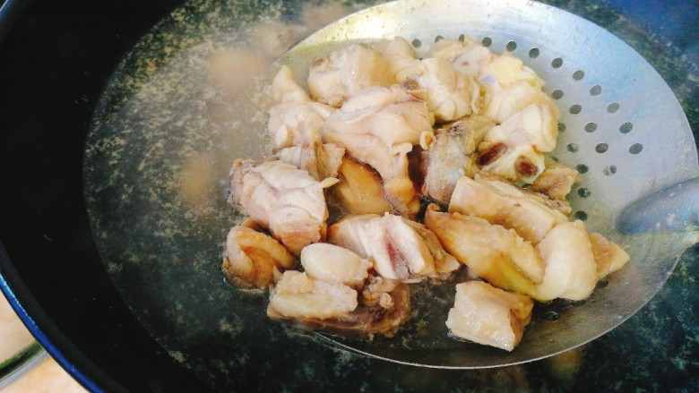 菌类料理+香菇焖鸡,2分钟即可捞出沥水