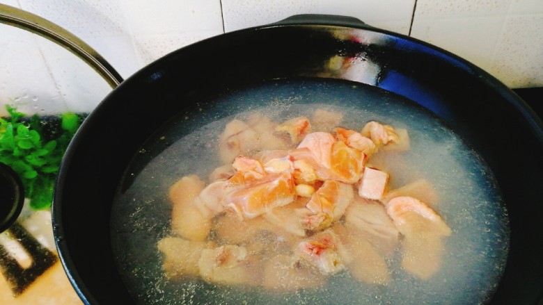 菌类料理+香菇焖鸡,将鸡肉焯水