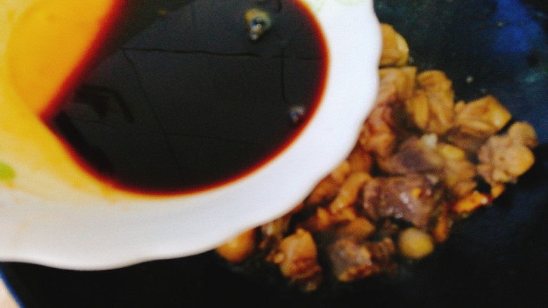 菌类料理+香菇焖鸡,倒入调汁