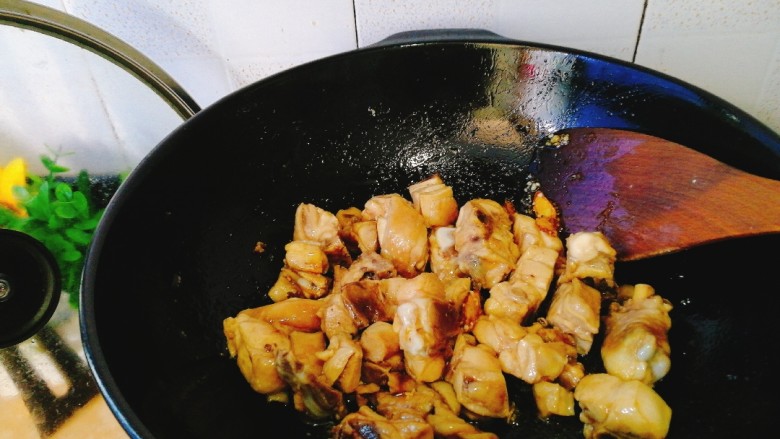 菌类料理+香菇焖鸡,倒入鸡肉快速翻炒