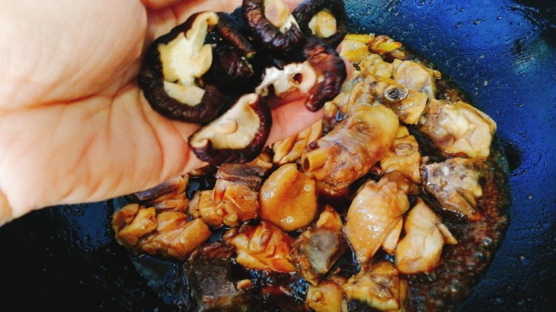 菌类料理+香菇焖鸡,加入香菇
