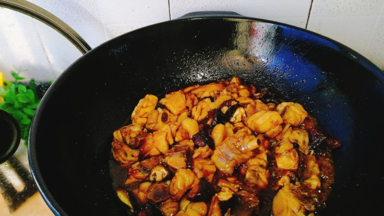 菌类料理+香菇焖鸡,翻炒均匀