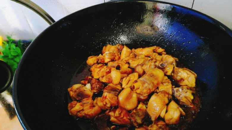 菌类料理+香菇焖鸡,翻炒均匀，小火焖2~3分钟，其之上色及入味