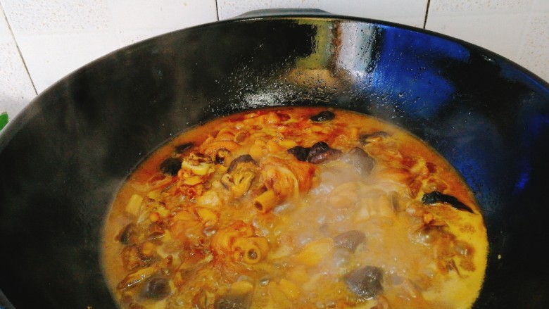 菌类料理+香菇焖鸡,煮开后转小火30分钟左右