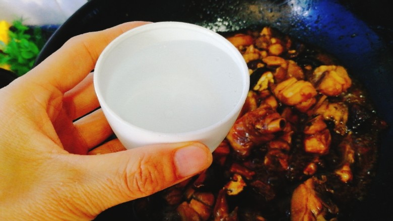 菌类料理+香菇焖鸡,加入清水