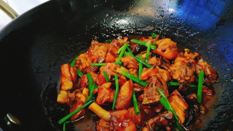 菌类料理+香菇焖鸡,翻炒均匀即可出锅