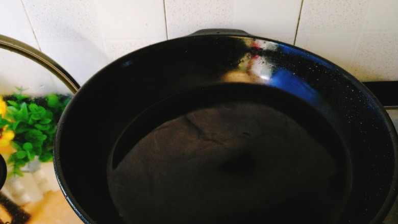 菌类料理+香菇焖鸡,锅里放入清水