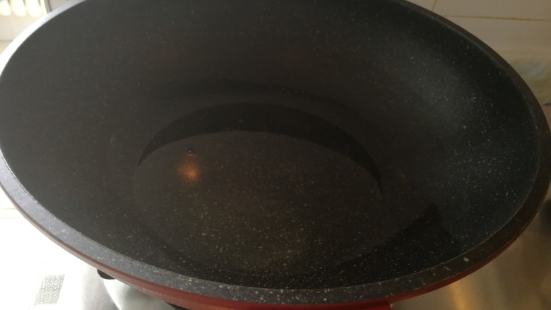 香葱猪肉烧饼,起油锅，把半碗豆油烧开。