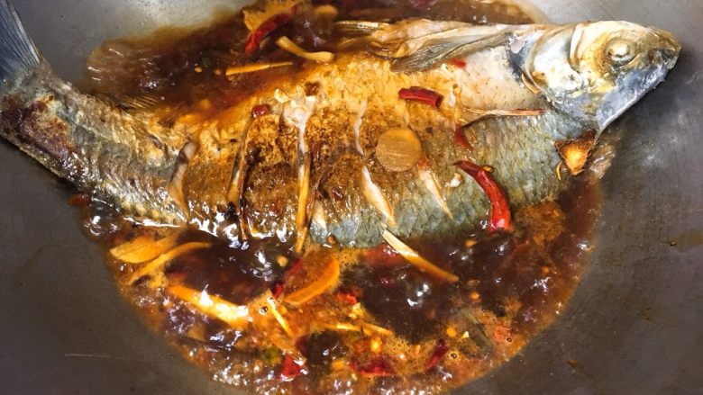 红烧武昌鱼,把鱼放进去，大火烧开之后转小火，慢慢炖煮，让鱼入味