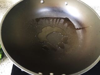 蚝油西兰花,起油锅，倒入适量玉米油