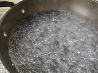 蚝油西兰花,锅里倒入适量水烧开