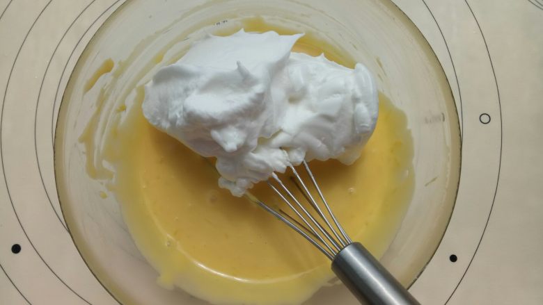 柠檬戚风,取三分之一蛋白糊与蛋黄糊翻拌均匀。