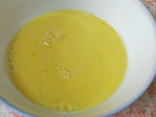 低脂营养早餐,鸡蛋打散加跟蛋液等量的温水调匀，再加一点盐和少量猪油调匀