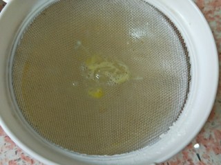 低脂营养早餐,蛋液用滤网过筛，去除蛋筋，这样蒸出的鸡蛋口感细腻嫩滑