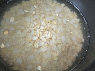 低脂营养早餐,取一只砂锅倒入燕麦加适量水煮开