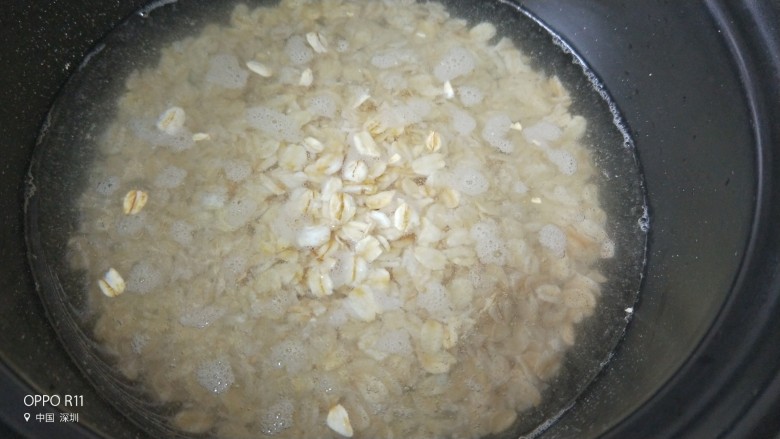 低脂营养早餐,取一只砂锅倒入燕麦加适量水煮开