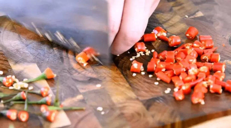 自制好吃的辣椒酱,自己做的吃起来放心,看完了你也会做,小米椒、长红椒切圈备用