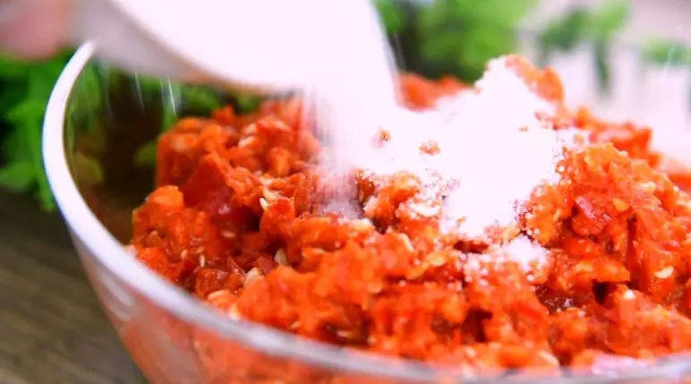自制好吃的辣椒酱,自己做的吃起来放心,看完了你也会做,再撒入盐、花椒，搅拌均匀 