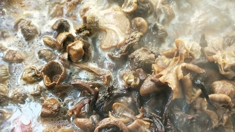 月牙骨烧双菇,炖煮半小时后倒入姬松茸和茶树菇。