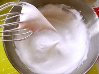 奶油蛋糕卷,蛋白分三次加入20克细砂糖打发，打蛋器全程低速打发蛋白更稳定，将打蛋打至湿性发泡，打蛋器提起有个长长的尖但不滴下来