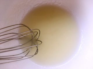奶油蛋糕卷,清水加牛奶用蛋抽快速搅拌均匀至乳化状态